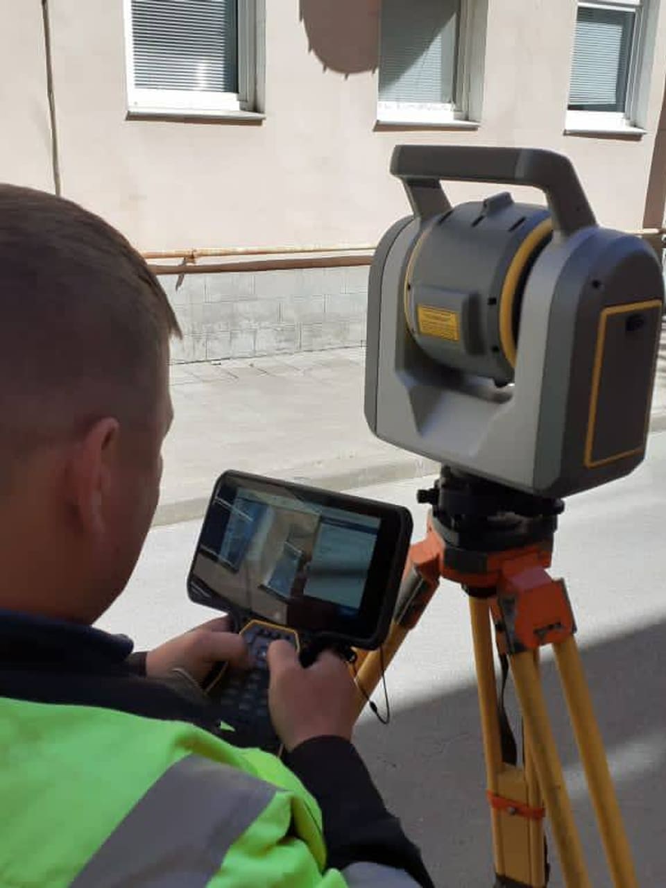 Полевой этап лазерного 3D-сканирования здания